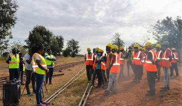 WAFANYABIASHARA, VIJANA PAMOJA NA VIONGOZI WA SERIKALI WA VIJIJI WAJIVUNIA MRADI WA UBORESHAJI WA RELI YA KATI 